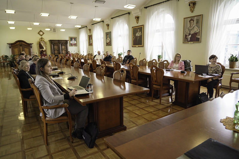 Uniwersytet Opolski rozwija ofertę mikropoświadczeń – szkolenie w Sali Senatu